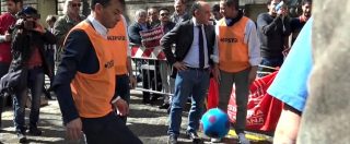 Copertina di Poletti, flash mob con palla e scarpette. Civati: “Calcetto? La verità è che si sono rubati il pallone”