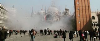 Copertina di Venezia, contro l’orda dei turisti arriva il conta-persone. Brugnaro: “Misura sperimentale ma necessaria”