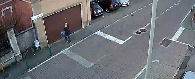 Copertina di Telecamere filmano furbetto della spazzatura. E il sindaco posta il video su Facebook