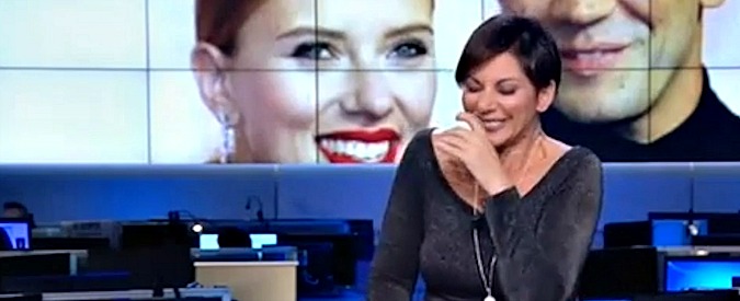 Copertina di La giornalista di SkyTg24 non resiste e ha una crisi (di risate). Le scuse in diretta