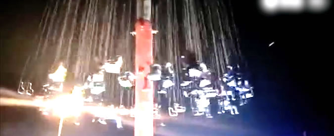 Copertina di Incubo al luna park: la giostra cede all’improvviso e crolla a terra. Lo schianto ripreso in diretta