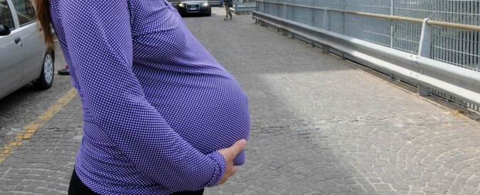 Maternità, giuslavorista: “L’opzione di lavorare fino al parto? Espone a ricatti”. Ginecologi: “Valutazione caso per caso”