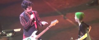 Copertina di Green Day, il cuore tenero di Billie Joe. Il piccolo punk sale sul palco e dà spettacolo