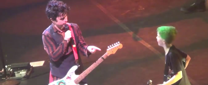 Copertina di Green Day, il cuore tenero di Billie Joe. Il piccolo punk sale sul palco e dà spettacolo
