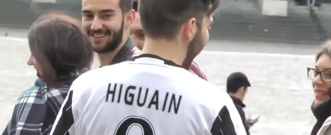 Copertina di “Higuain qui? Ma va…”. In giro per Napoli con la maglietta dell’attaccante Juventino, a suo rischio e pericolo