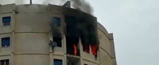 Copertina di Pescara, le drammatiche immagini dell’incendio di Montesilvano: l’uomo si aggrappa alla ringhiera per salvarsi dalle fiamme