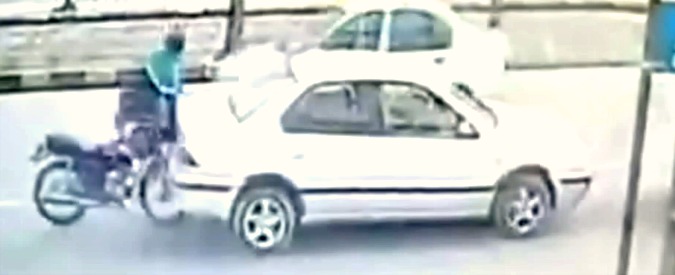 Copertina di Incidente stradale, il motociclista tampona l’auto. Lieto fine grazie all’acrobazia tutta da ridere