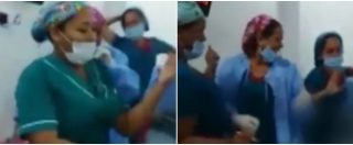 Copertina di Sala operatoria o da ballo? Infermieri e medici si scatenano davanti al paziente anestetizzato e l’ospedale li licenzia