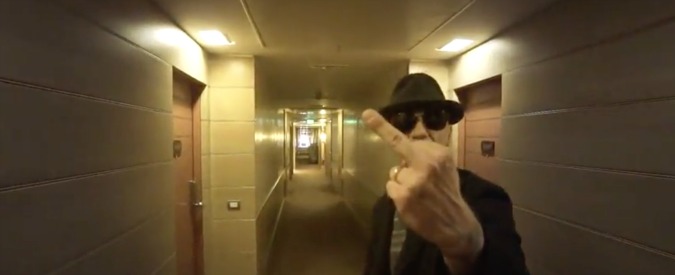 Copertina di J-ax vs Adinolfi, un (altro) dito medio contro l’omofobia: “La politica ha sovrascritto il buonsenso”