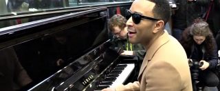 Copertina di John Legend suona in pubblico. Sorpresa per i passeggeri della metropolitana di Londra