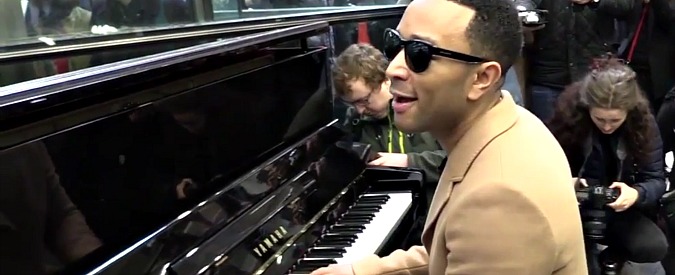 Copertina di John Legend suona in pubblico. Sorpresa per i passeggeri della metropolitana di Londra