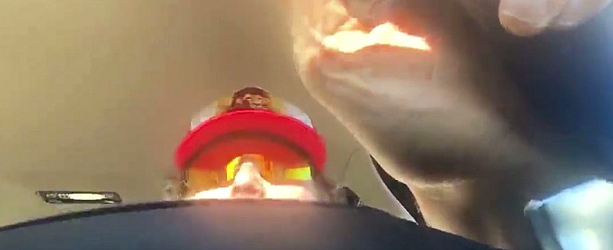 Copertina di Lorenzo Cherubini, alla radio danno ‘Penso positivo’ e lui si scatena al volante