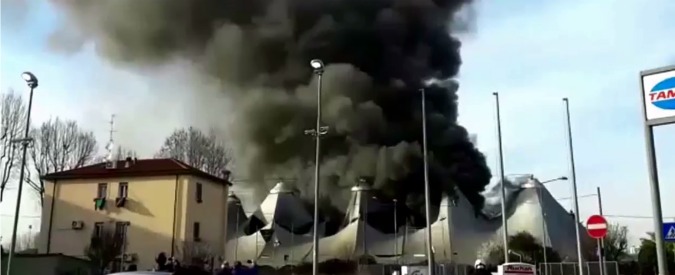 Copertina di Milano, a fuoco l’ex kartodromo di Cinisello: l’impianto era fallito nel 2014
