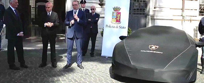 Copertina di Lamborghini, la nuova Huracán per la Polizia Stradale. A Minniti le chiavi del bolide che trasporterà anche sangue e organi