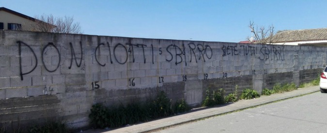 Locri, dalle faide familiari all’omicidio Fortugno: 20 anni di ‘ndrangheta nella città delle scritte contro don Ciotti