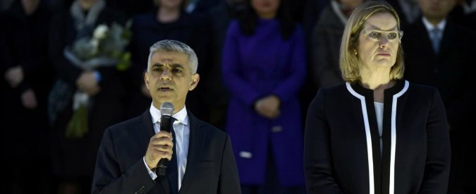 Copertina di Attentato Londra, la veglia del sindaco musulmano Sadiq Khan. Che difende il multiculturalismo di cui è figlio