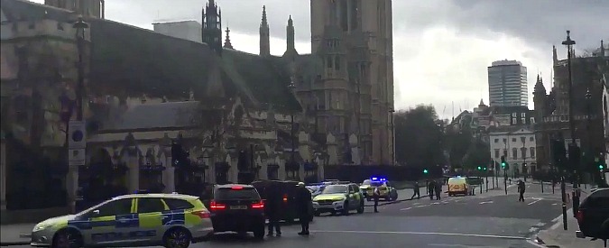 Copertina di Attentato a Londra, Parlamento inglese isolato. Decine di ambulanze a Westminster Bridge