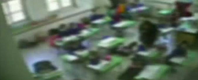 Copertina di Benevento, maestra terrorizza bimbi con botte e insulti: “Ritardati e ciucci”. Sospesa per un anno