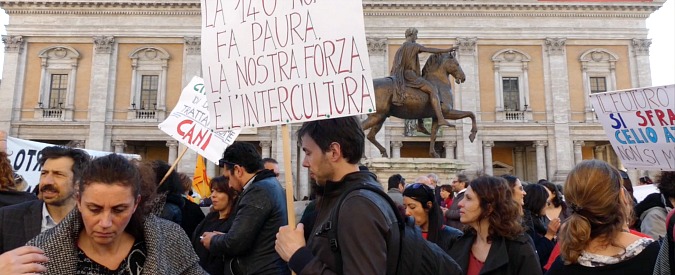 Copertina di Roma, “sfrattando noi la Raggi sfratta la città solidale”. In Campidoglio l’assedio di malati e associazioni