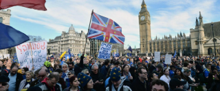 Copertina di Brexit, marcia a Londra di migliaia persone: “Unite for Europe”. Omaggio alle vittime dell’attentato