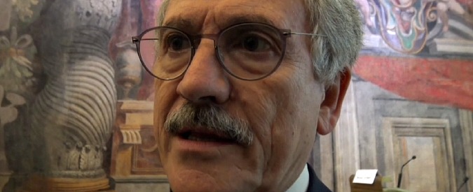 Copertina di Francia, D’Alema: “Le Pen non vincerà, maggioranza non vuole uscire da Europa. Sinistra torni autonoma contro populismi”