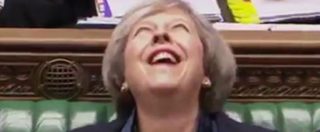 Copertina di Gran Bretagna, la risata horror di Theresa May è virale. Il primo ministro reagisce così alle parole di Corbyn