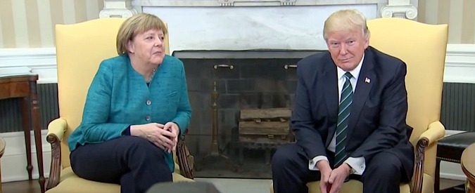Copertina di Merkel a Trump: “Ci stringiamo la mano?”. Ma lui ignora la cancelliera, che reagisce con una smorfia