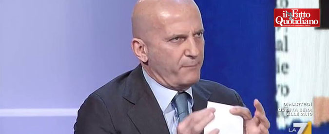 Copertina di Senato, Minzolini mostra lettera di dimissioni: “Non prendo lezioni. Fatto Quotidiano? Fa satira come il Vernacoliere”