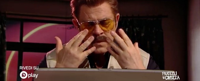 Copertina di Crozza, torna Napalm51. Il troll contro tutti: “Ehi fighetti della Nasa! Prima i terrestri”