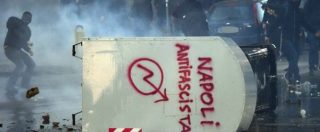 Copertina di Napoli, corteo contro Salvini: manifestanti lanciano sassi e molotov. Scontri con la polizia