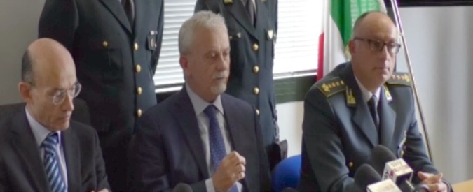 Copertina di Napoli, 69 arresti per appalti truccati. Procuratore Borrelli: “Manipolazione totale. Dall’ideazione dell’opera alle tangenti”