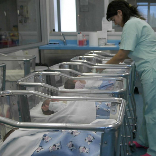 Allarme natalità, le dieci strategie più inusuali messe in atto dai Paesi dove nascono pochi bambini