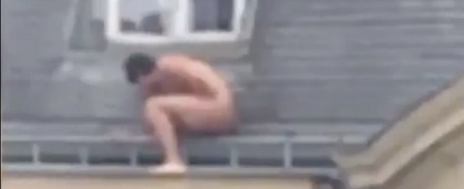 Copertina di Nudo sul tetto, la posa ‘esistenzialista’ dell’amante scovato. E la vicina che riprende se la ride di gusto