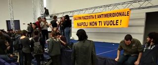 Salvini a Napoli, irruzione dei centri sociali: occupata la sala congressi dove parlerà il leader della Lega