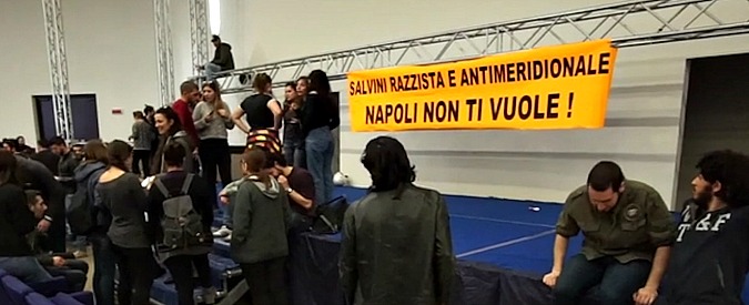 Copertina di Salvini a Napoli, irruzione dei centri sociali: occupata la sala congressi dove parlerà il leader della Lega