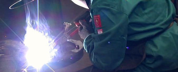 Copertina di Lavoratori in autogestione, così riapre la fabbrica fallita. “Si può fare, compagni. Testa alta e viva la classe operaia”