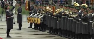 Copertina di L’orchestra militare più stonata al mondo: l’inno nazionale è un vero disastro e i capi di stato reagiscono così