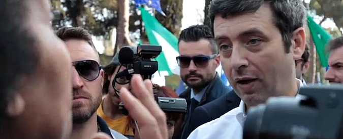 Copertina di Cortei Roma, Orlando contestato: “Ritirate decreto sull’immigrazione, non vogliamo passerelle”