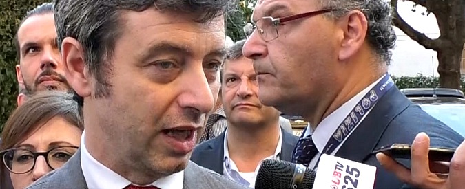 Copertina di Fuorionda De Luca, Orlando: “A Napoli rottamazione fallita, sono rimasti solo i rottami”