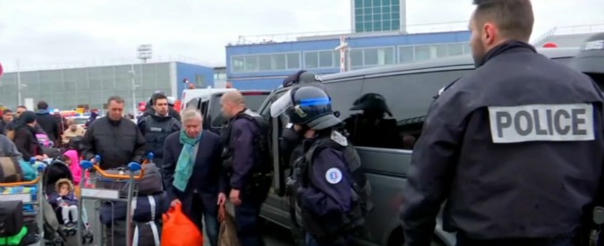 Copertina di Parigi, ruba l’arma a una soldatessa all’aeroporto di Orly: ucciso pregiudicato francese. Ha gridato: “Morirò per Allah”