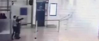 Copertina di Parigi, le immagini dell’aggressione all’aeroporto di Orly riprese dalla videosorveglianza
