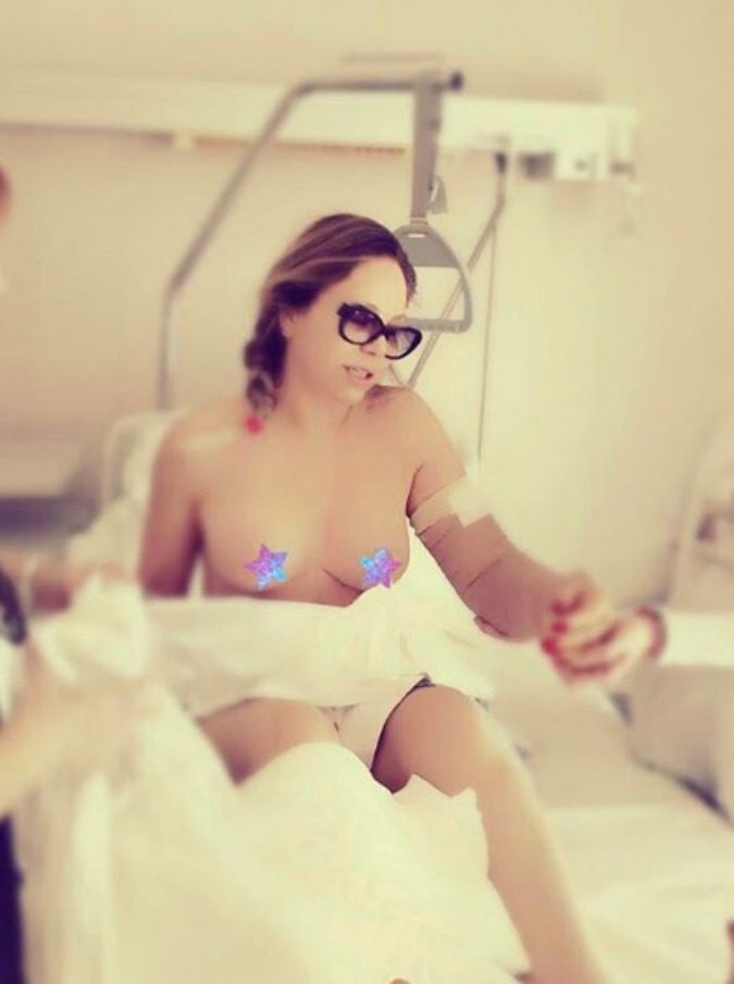 Ornella Muti a seno nudo in ospedale: lo scatto postato dall’orgogliosa figlia Naike