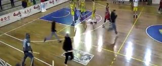 Copertina di Lecce, l’irruzione degli ultras armati di mazze e bastoni durante la partita di basket