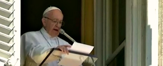 Copertina di Angelus, Papa Francesco saluta e ringrazia i milanesi in dialetto: “A Milan si riceve col coeur in man”