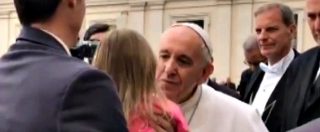Copertina di Il Papa abbraccia la bambina ma rimane con i capelli al vento. Indovinate perché