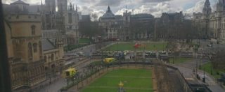 Copertina di Attentato Londra, le immagini dall’interno del Parlamento. A terra un ferito e la polizia in azione