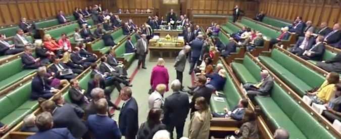 Copertina di Attentato Londra, Parlamento britannico sospende i lavori: “Per favore restate dentro”