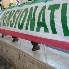 Pensioni minime, da gennaio con l’adeguamento all’inflazione aumenti di 3,1 euro al mese