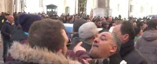 Copertina di Roma, pescatori ancora in piazza a Montecitorio: petardi e tensioni tra i manifestanti