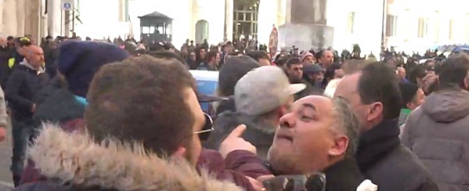 Copertina di Roma, pescatori ancora in piazza a Montecitorio: petardi e tensioni tra i manifestanti